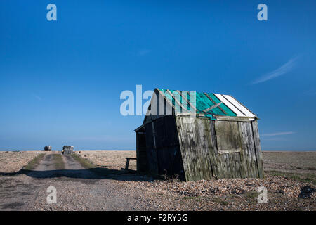 Cabane de pêche vieux abandonnés et chemin sur la plage de galets, Dungeness, Kent, England, UK Banque D'Images