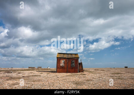 Cabane de pêche vieux abandonnés sur la plage de galets, Dungeness, Kent, England, UK Banque D'Images