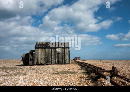 Cabane de pêche vieux abandonnés et rail track sur la plage de galets à Dungeness, Kent, England, UK Banque D'Images
