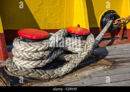 La ligne d'amarrage sécurisé / corde d'amarrage / hawser jeté dans une figure-8 autour de bittes à bord sur le pont du navire Banque D'Images