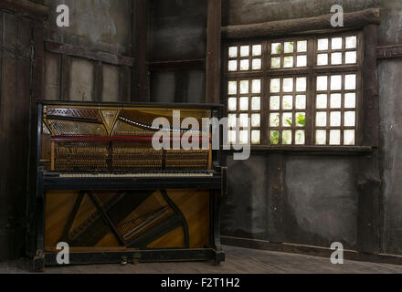 Old vintage avec piano Banque D'Images