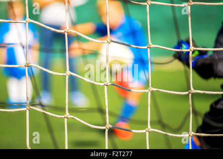 Les enfants jouent au football, penalty, flou flou artistique sport image en arrière-plan Banque D'Images