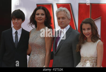 Londres, Royaume-Uni, le 8 juillet 2015 : Dylan Michael Douglas, Catherine Zeta-Jones, Michael Douglas et Carys Zeta-Douglas assiste à l'Ant-Man - première Européenne à l'Odeon Leicester Square à Londres Banque D'Images