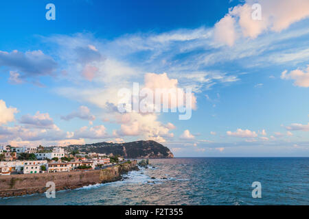 Paysage côtier de la ville de Forio, sur l'île d'Ischia dans l'agglomération de la ville de Naples, Italie Banque D'Images