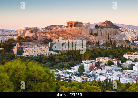 Voir la soirée d'acropole de colline Filopappou dans le centre d'Athènes. Banque D'Images