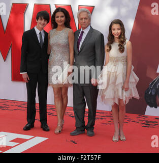 Londres, Royaume-Uni, le 8 juillet 2015 : Dylan Michael Douglas, Catherine Zeta-Jones, Michael Douglas et Carys Zeta-Douglas assister à l'Ant-Ma Banque D'Images