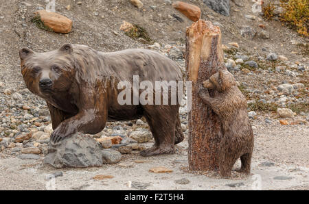 Une mère ourse et son petit, une belle sculpture, faite de bois, dans les montagnes Rocheuses, en Alberta, au Canada, en Amérique du Nord. Banque D'Images