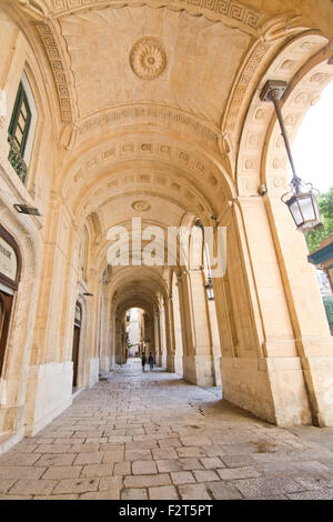 L'architecture voûtée dans la capitale le 15 septembre 2015 à La Valette, Malte. Banque D'Images