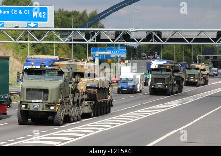 Un convoi de chars de l'armée britannique les transporteurs se déplaçant le long de l'autoroute M42, près de Birmingham, Royaume-Uni. Banque D'Images