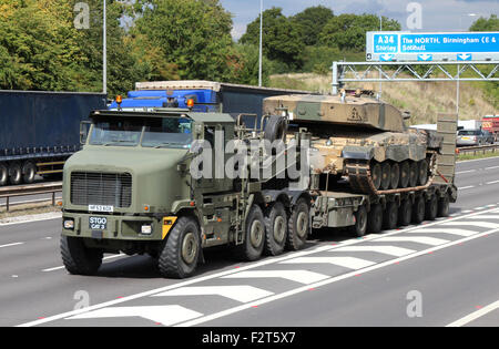 Réservoir de l'armée britannique sur le transporteur d'autoroute M42, près de Birmingham, Royaume-Uni. Banque D'Images