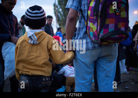 Bapska passage de la frontière entre la Serbie et la Croatie. 23 Septembre, 2015. Un enfant tient la main de son père en tant qu'elles attendent pour entrer en Croatie à la ville frontalière de Bapska à la frontière croate, serbe - Credit : Rey T. Byhre/Alamy Live News Banque D'Images