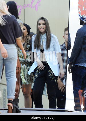 L'actrice Hailee Steinfeld filmer son clip de 'LoveMyself' dans le centre-ville de Los Angeles à partir de son premier album. L'actrice a été vu passer du temps avec nouveau petit ami sur le plateau en tenant vos autoportraits entre prend. En vedette : Hailee Steinfeld Où : Los Angeles, California, United States Quand : 22 Oct 2015 Banque D'Images