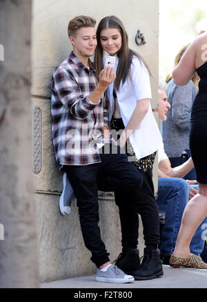 L'actrice Hailee Steinfeld filmer son clip de 'LoveMyself' dans le centre-ville de Los Angeles à partir de son premier album. L'actrice a été vu passer du temps avec nouveau petit ami sur le plateau en tenant vos autoportraits entre prend. En vedette : Hailee Steinfeld Où : Los Angeles, California, United States Quand : 22 Oct 2015 Banque D'Images