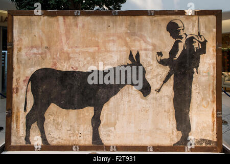 Graffiti Banksy sur l'écran avant d'être mis aux enchères à Los Angeles Banque D'Images