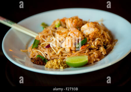 Pad thaï aux crevettes servi dans un restaurant en Angleterre, Royaume-Uni Banque D'Images