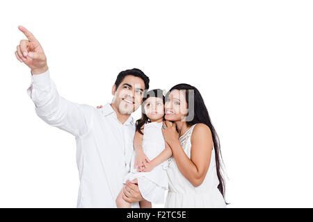 3 Les parents indiens et sa fille pointer du doigt Banque D'Images