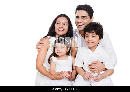 4 Les parents et les enfants indiens assis profiter Banque D'Images