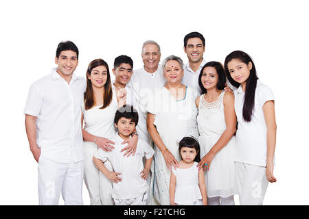 Groupe indien famille mixte profiter permanent Banque D'Images