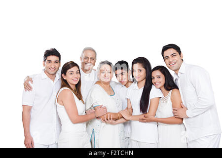 Groupe indien famille mixte profiter permanent Banque D'Images