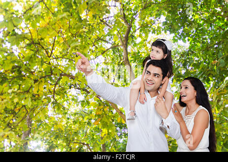 3 Les parents indiens et parc fille pointer du doigt montrant Banque D'Images