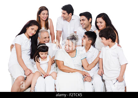 Indian group Joint Family sitting canapé profitez Banque D'Images