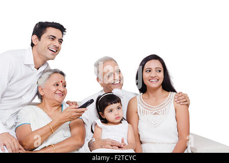 Groupe indien famille mixte assis à regarder la télévision canapé Banque D'Images