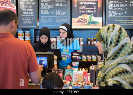 Dearborn, Michigan - Les travailleurs de l'Yogurtopia franchise yogourt glacé dans un voisinage arabo. Banque D'Images