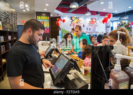 Dearborn, Michigan - une travailleuse de l'Yogurtopia franchise yogourt glacé dans un voisinage arabo. Banque D'Images