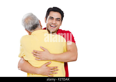 2 Père et fils indien love Hugging Banque D'Images