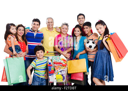 Groupe indien famille mixte shopping Trolley Banque D'Images