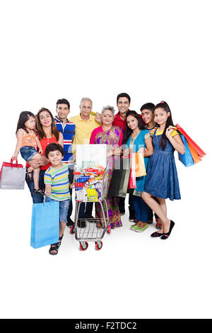 Groupe indien famille mixte shopping Trolley Banque D'Images