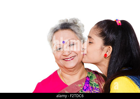 2 grand-mère indienne et petite-fille des baisers d'amour Banque D'Images