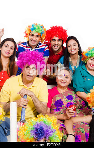 Indian group Joint Family sitting canapé télévision Cricket Banque D'Images