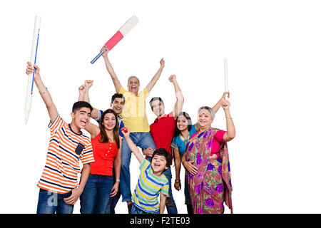 Groupe indien famille commune à jouer au cricket profiter Banque D'Images