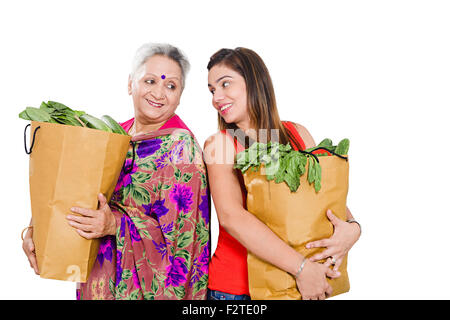 2 mère indienne et dayghter Shopping sac de légumes Banque D'Images