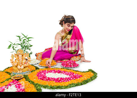 1 Femme adulte indien Diwali Festival Rangoli et parler Mobile Phone Banque D'Images