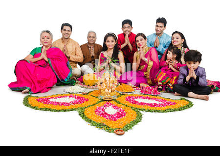 Indian Diwali Festival famille mixte Rangoli mains jointes Bienvenue Banque D'Images