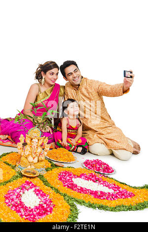 3 Les parents et les enfants indiens Diwali Festival fille Téléphone Mobile photo Self-portrait Banque D'Images