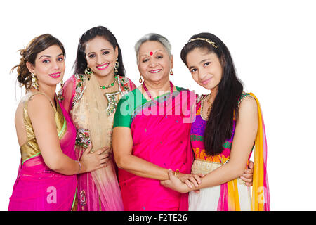 4 Indian Diwali Festival permanent de la famille mixte Banque D'Images