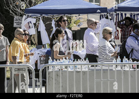 Washington, DC, USA. Sep 23, 2015. Ligne de pèlerins à l'extérieur de l'Université catholique d'Amérique à voir le Pape François à la tête d'une masse de canonisation de Junipero Serra, un missionnaire du 18e siècle que les tribus autochtones convertis en Californie, à Washington, DC, 23 septembre 2015.Le pape, 78, était sur un tour de ville des États-Unis, avec ce premier arrêt à Washington, DC, pour des réunions avec le président Obama, la canonisation d'un missionnaire du 18e siècle, parlant devant une session conjointe du Congrès et travailler avec un organisme de bienfaisance catholique servant le déjeuner aux sans-abri. (Crédit Image : © Bill Putnam via ZUMA Banque D'Images