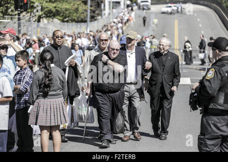 Washington, DC, USA. Sep 23, 2015. Ligne de pèlerins à l'extérieur de l'Université catholique d'Amérique à voir le Pape François à la tête d'une masse de canonisation de Junipero Serra, un missionnaire du 18e siècle que les tribus autochtones convertis en Californie, à Washington, DC, 23 septembre 2015.Le pape, 78, était sur un tour de ville des États-Unis, avec ce premier arrêt à Washington, DC, pour des réunions avec le président Obama, la canonisation d'un missionnaire du 18e siècle, parlant devant une session conjointe du Congrès et travailler avec un organisme de bienfaisance catholique servant le déjeuner aux sans-abri. (Crédit Image : © Bill Putnam via ZUMA Banque D'Images