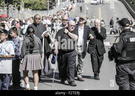 Washington, DC, USA. Sep 23, 2015. Ligne de pèlerins à l'extérieur de l'Université catholique d'Amérique à voir le Pape François à la tête d'une masse de canonisation de Junipero Serra, un missionnaire du 18e siècle que les tribus autochtones convertis en Californie, à Washington, DC, 23 septembre 2015.Le pape, 78, était sur un tour de ville des États-Unis, avec ce premier arrêt à Washington, DC, pour des réunions avec le président Obama, la canonisation d'un missionnaire du 18e siècle, parlant devant une session conjointe du Congrès et travailler avec un organisme de bienfaisance catholique servant le déjeuner aux sans-abri. (Crédit Image : © Bill Putnam via ZUMA Banque D'Images