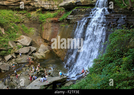 Avec chutes Brandywine touristes jouant à la base des chutes (Parc national de Cuyahoga Valley) Banque D'Images