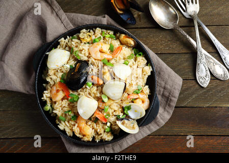 Paella nourrissant avec des fruits de mer dans une poêle, de l'alimentation Banque D'Images