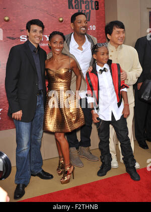 LOS ANGELES, CA - 6 juin 2010 : : Ralph Macchio LtoR, Jada Pinkett Smith, Will Smith, Jaden Smith et Jackie Chan à la Los Angeles première de leur nouveau film 'Karaté Kid' au Mann Village Theatre, Westwood. Banque D'Images