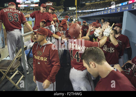 Los Angeles, Californie, États-Unis d'Amérique, USA. Sep 23, 2015. Arizona Diamondbacks' Paul Goldschmidt, centre, reçoit les félicitations de ses coéquipiers après avoir frappé un coup de circuit en solo contre les Dodgers de Los Angeles pendant la seconde manche d'un match de baseball à Los Angeles, le mercredi, 23 septembre 2015.ARMANDO Armando Arorizo ARORIZO : Crédit/Prensa Internacional/ZUMA/Alamy Fil Live News Banque D'Images