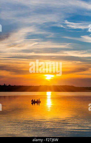 Coucher de soleil sur un lac Banque D'Images