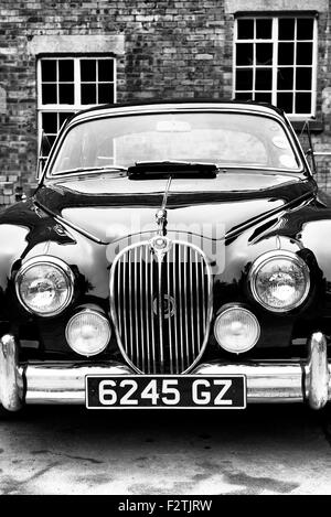 1964 jaguar mark 2 tricorps à Bicester Heritage Centre. L'Oxfordshire, Angleterre. Le noir et blanc Banque D'Images