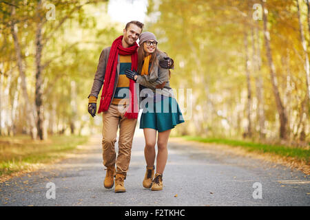 Jeune couple élégant enjoying walk in park Banque D'Images