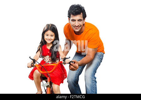 2 père indien et Kids fille Riding Bicycle Banque D'Images